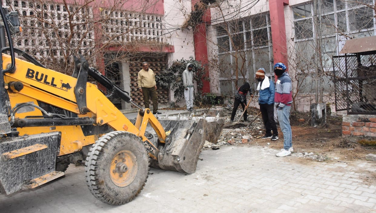 On the orders of the DC, the Municipal Council launched a cleanliness drive in the Mini Secretariat premises