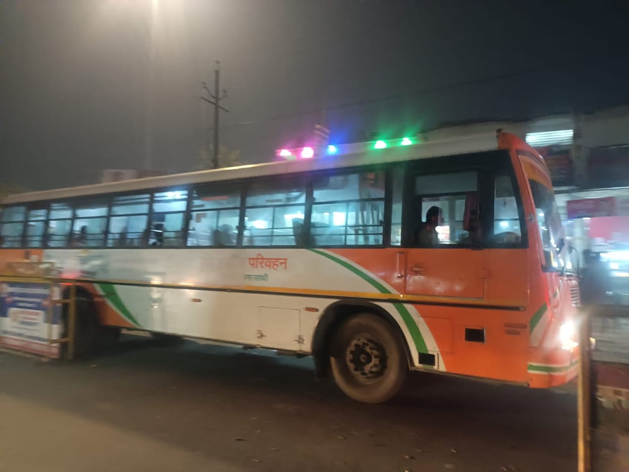 Due to the cold weather, there is a shortage of passengers for the Magh Mela, and buses are remaining idle.