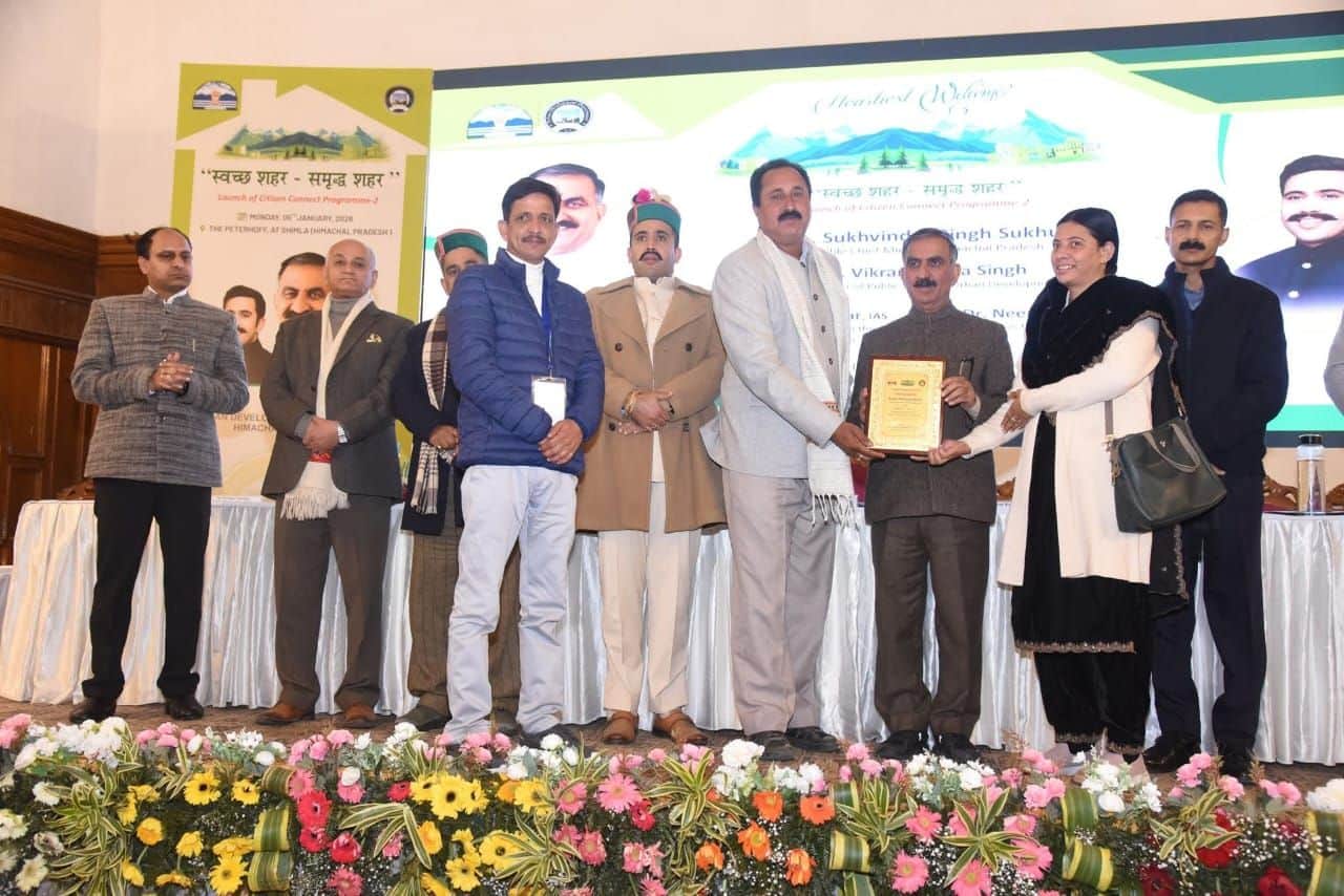 मुख्यमंत्री से पुरस्कार ग्रहण करती नगर पंचायत नेरवा की अध्यक्ष बबिता तंगड़ाइक और पार्षद शूरवीर स