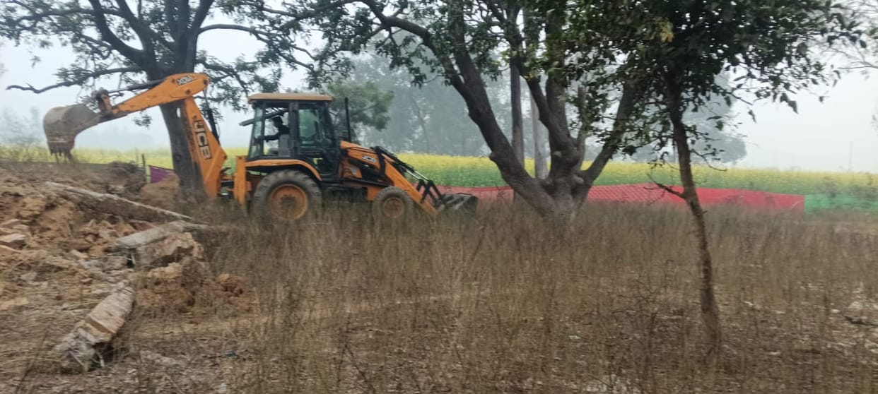 Village community land was freed from encroachment in Feelnagar.