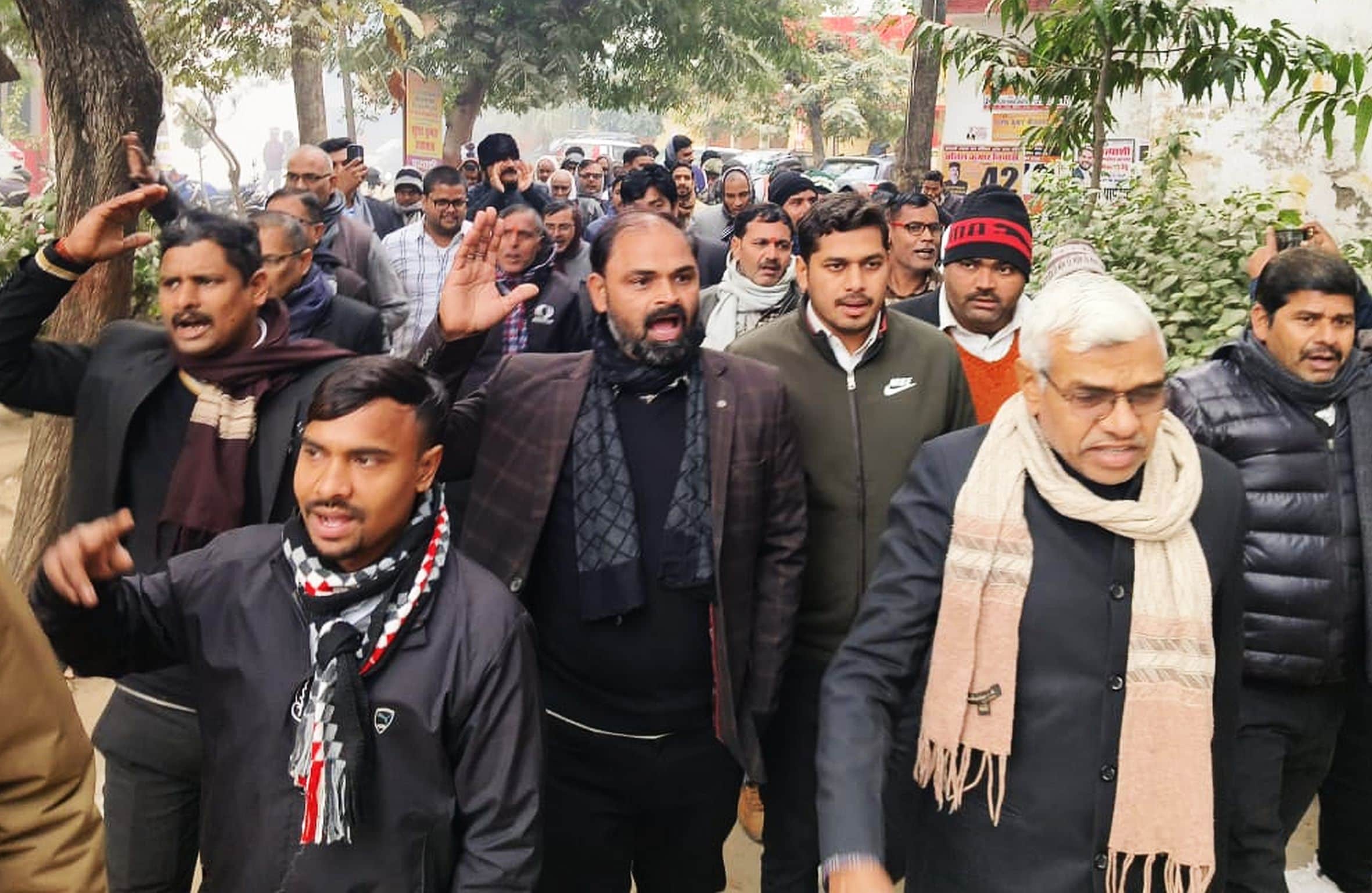 मुसाफिरखाना तहसील में प्रदर्शन करते अधिवक्ता। स्रोत : स्थानीय नागरिक