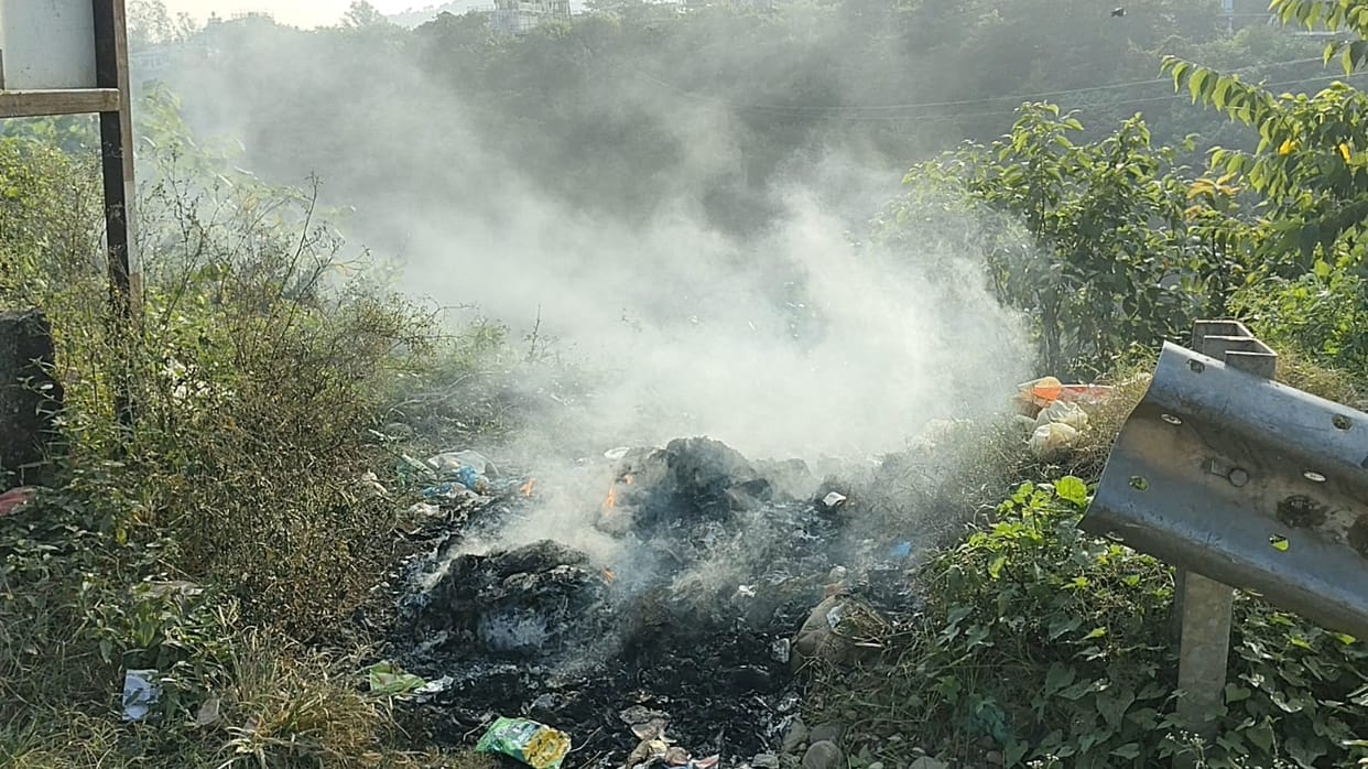 Rules are being flouted in the Ghumarwin Nagar Parishad, garbage is being burnt.
