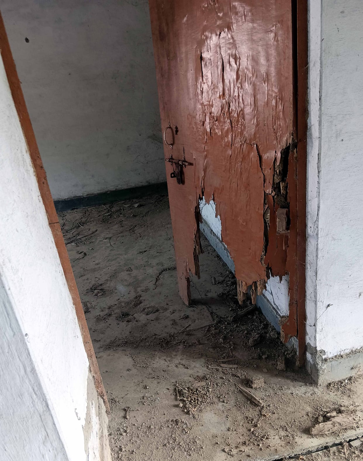 Bichola hospital in a dilapidated condition, people of 20 villages are troubled