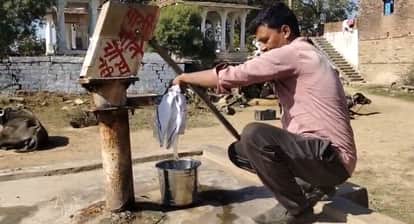 Shivpuri News: Youth falls ill after drinking contaminated handpump water;PHE dept just pasted notice and left