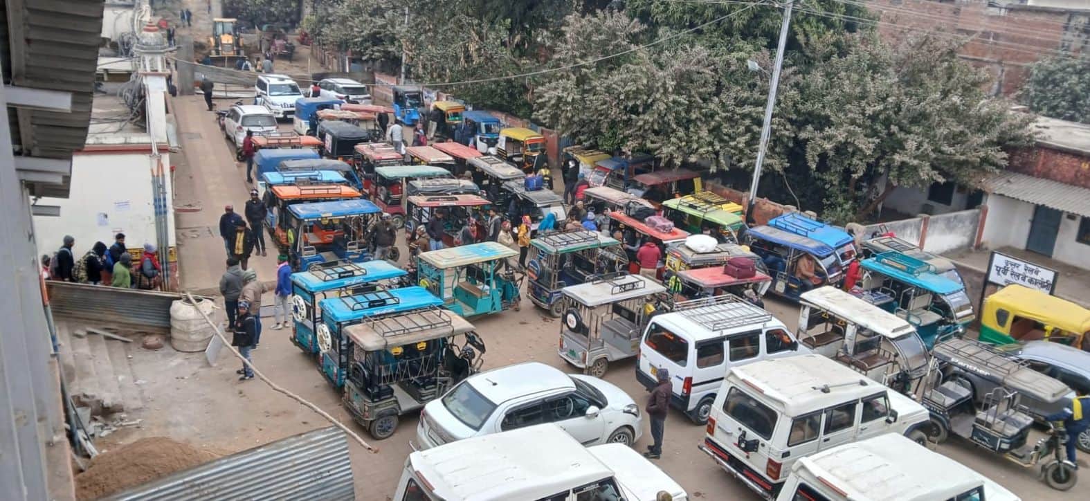 रेलवे स्टेशन के बाहर लगा वाहनों का जमावड़ा। संवाद