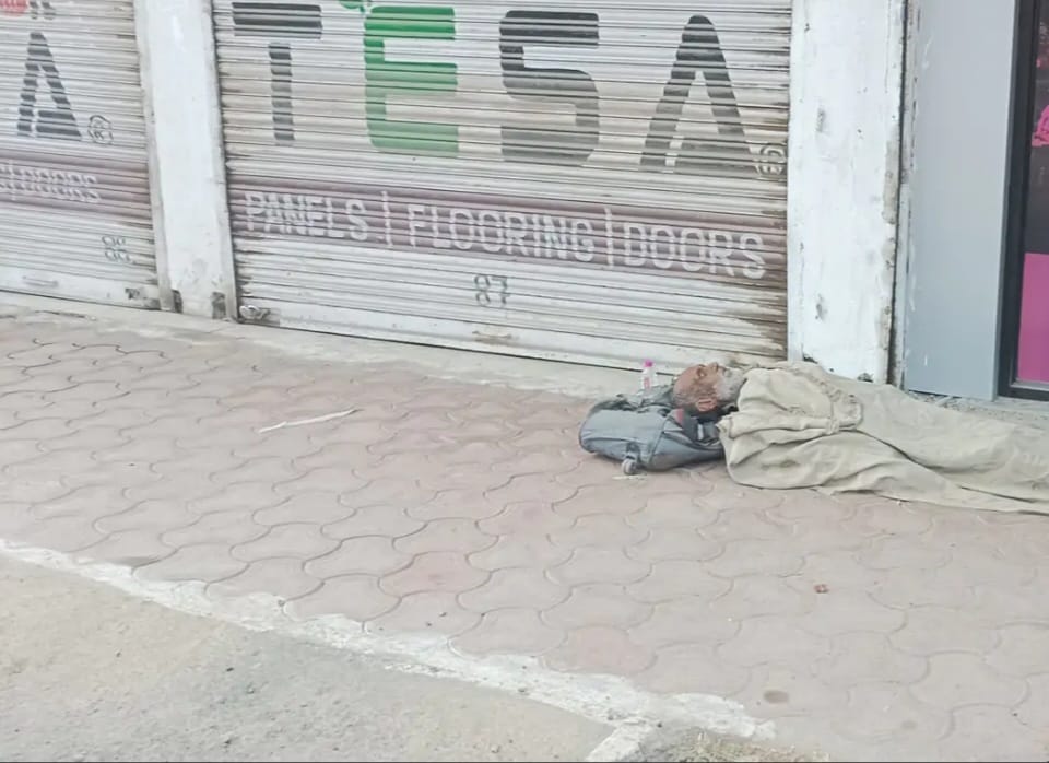 सर्द रात ने बुझा दी बेसहारा जिंदगी