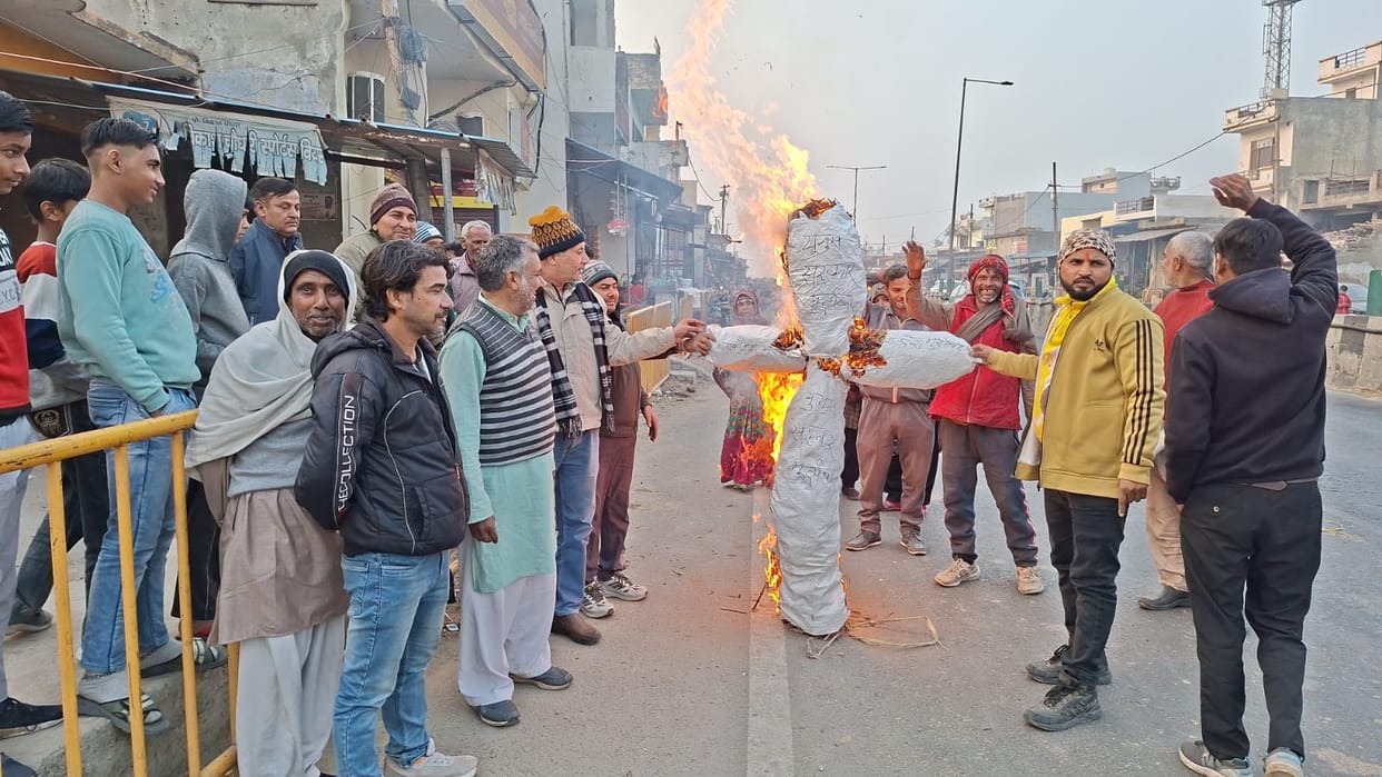 Effigy burnt in protest against atrocities on Hindus in Bangladesh