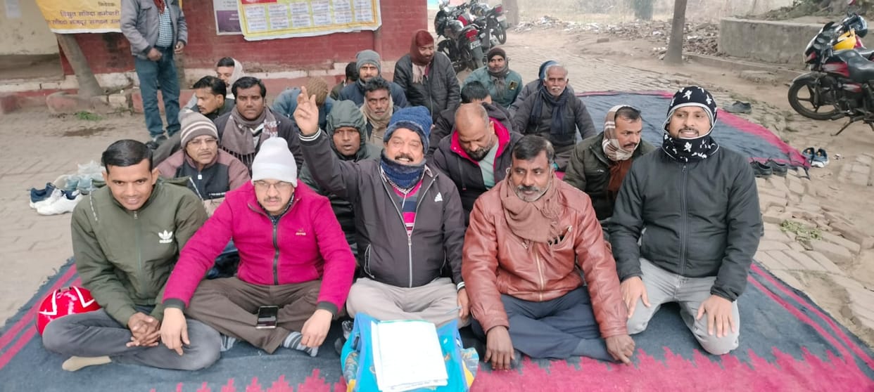 Contract workers staged a protest at the SE office, opposing the layoffs.