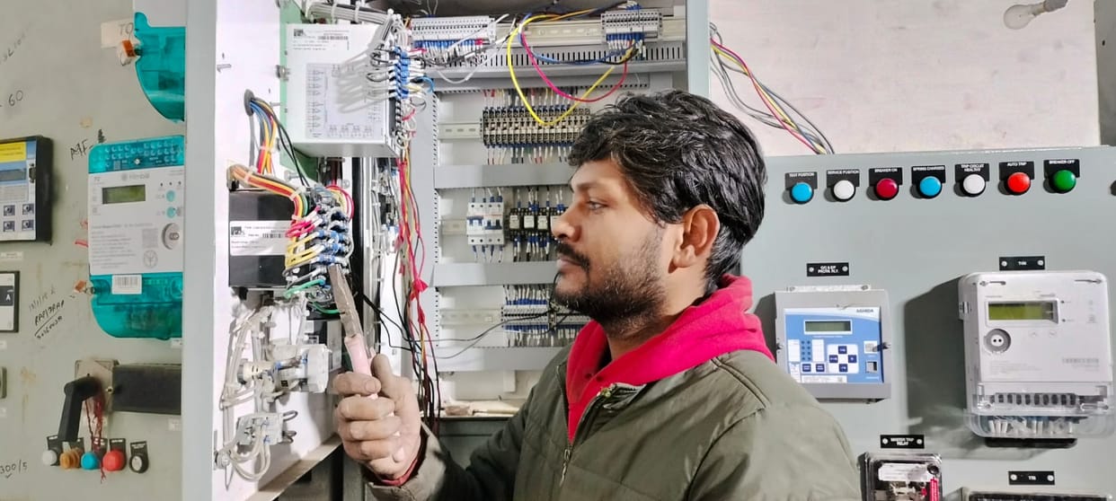 Power supply to 7,000 homes was disrupted for eight hours due to a panel replacement.
