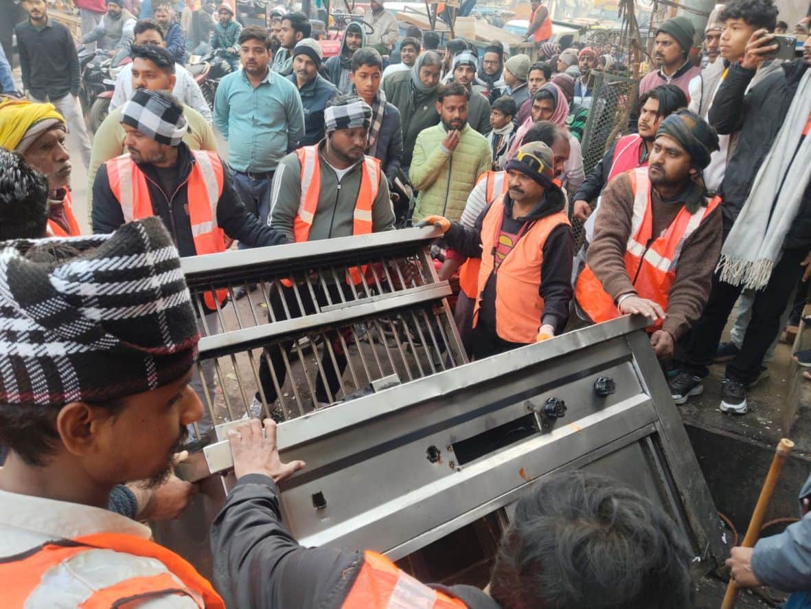 शहर के चौक क्षेत्र में अतिक्रमण हटाते नगर पालिका कर्मी। स्रोत-नगर पालिका