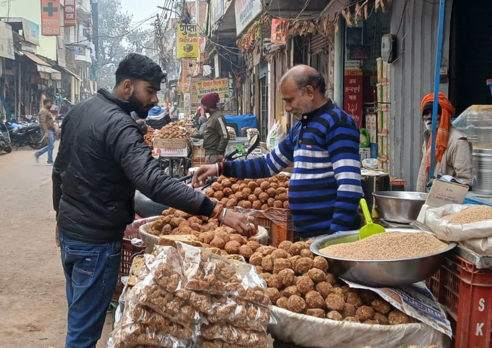  शहर के गुड़ मंडी में खरीदारी करते लोग। संवाद
