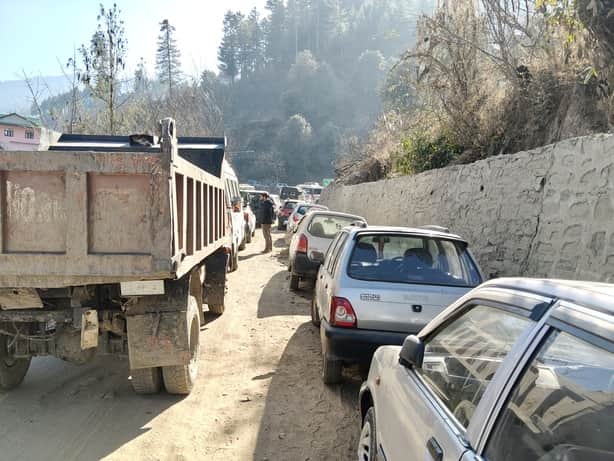 ट्रैफिक प्लान के बावजूद गवास गांव को जाने वाली सड़क पर लगा जाम। संवाद