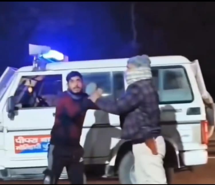 Bihar Crime: रात के अंधेरे में दरोगा पर हमला, पिकअप चालक ने पकड़ा कॉलर; पुलिस की छवि पर खड़े हुए सवाल