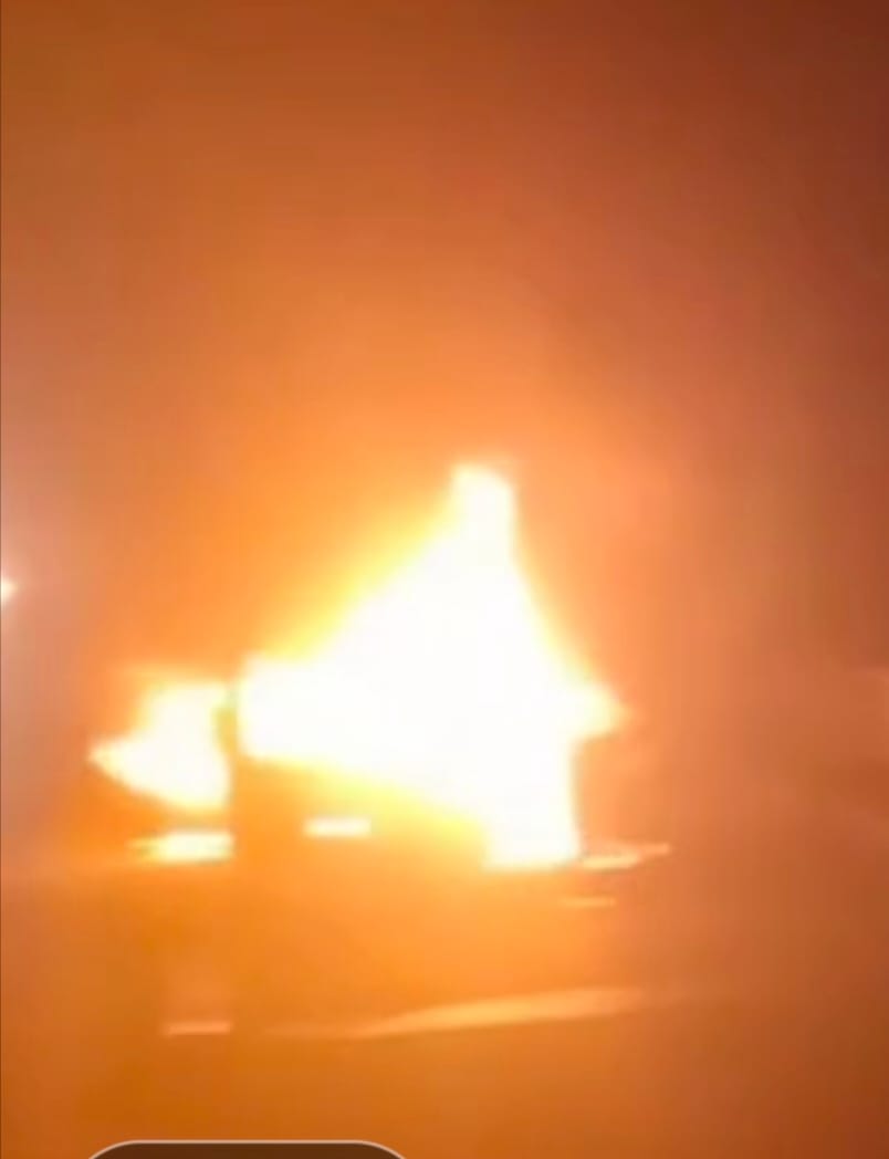 delhi mumbai expressway car fire passengers safe traffic disrupted