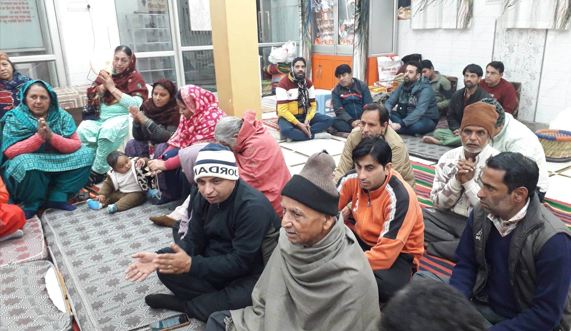 07jjrp04- श्री कांशी गिरि मंदिर में आयोजित भजन संध्या में मौजूद श्रद्धालु। स्रोत-मंदिर समिति