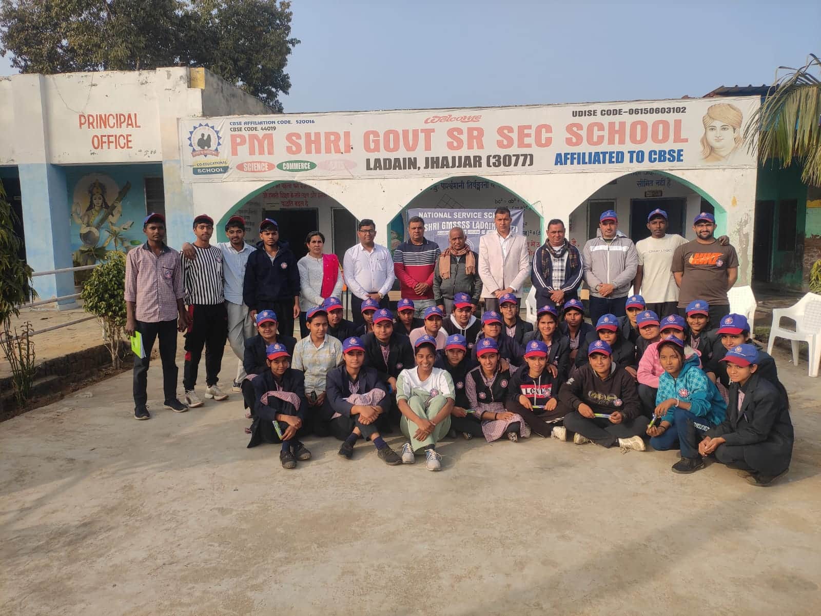 07jjrp15- पीएम श्री गवर्नमेंट मॉडल संस्कृति स्कूल लडायन में एनएसएस कैंप के समापन पर स्टाफ के सा