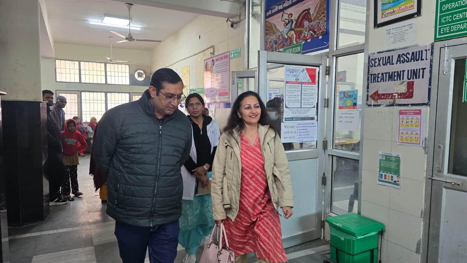 07jjrp16- सिविल अस्पताल का निरीक्षण करते कायाकल्प टीम के सदस्य। संवाद