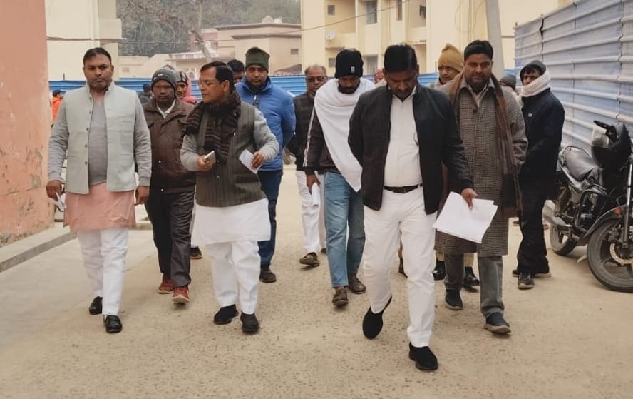 A Samajwadi Party delegation met with the SP (Superintendent of Police) regarding the death of madrasa operator Kalamuddin.