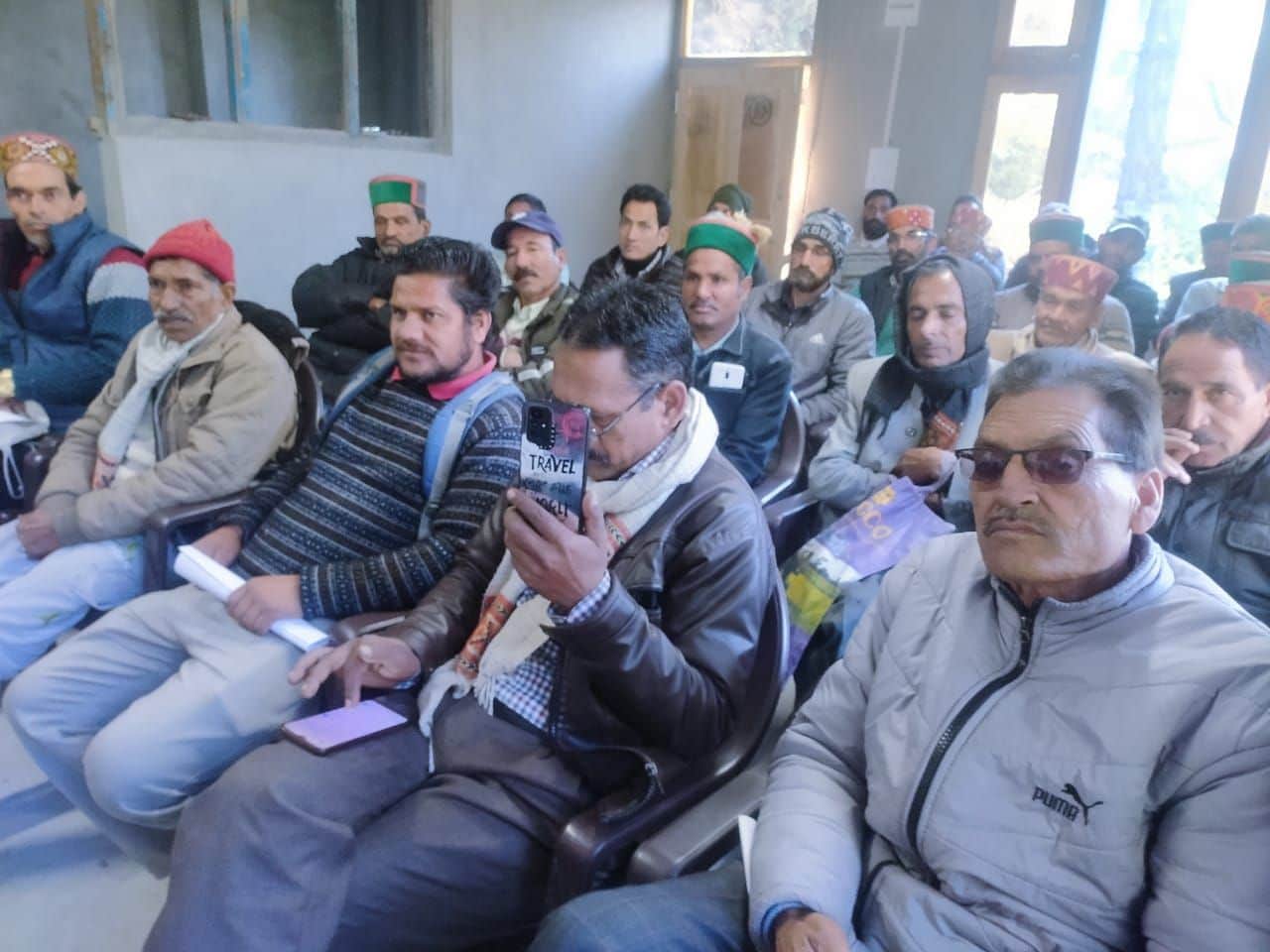 आनी में किसान सभा की बैठक में मौजूद सदस्य। स्रोत : सभा