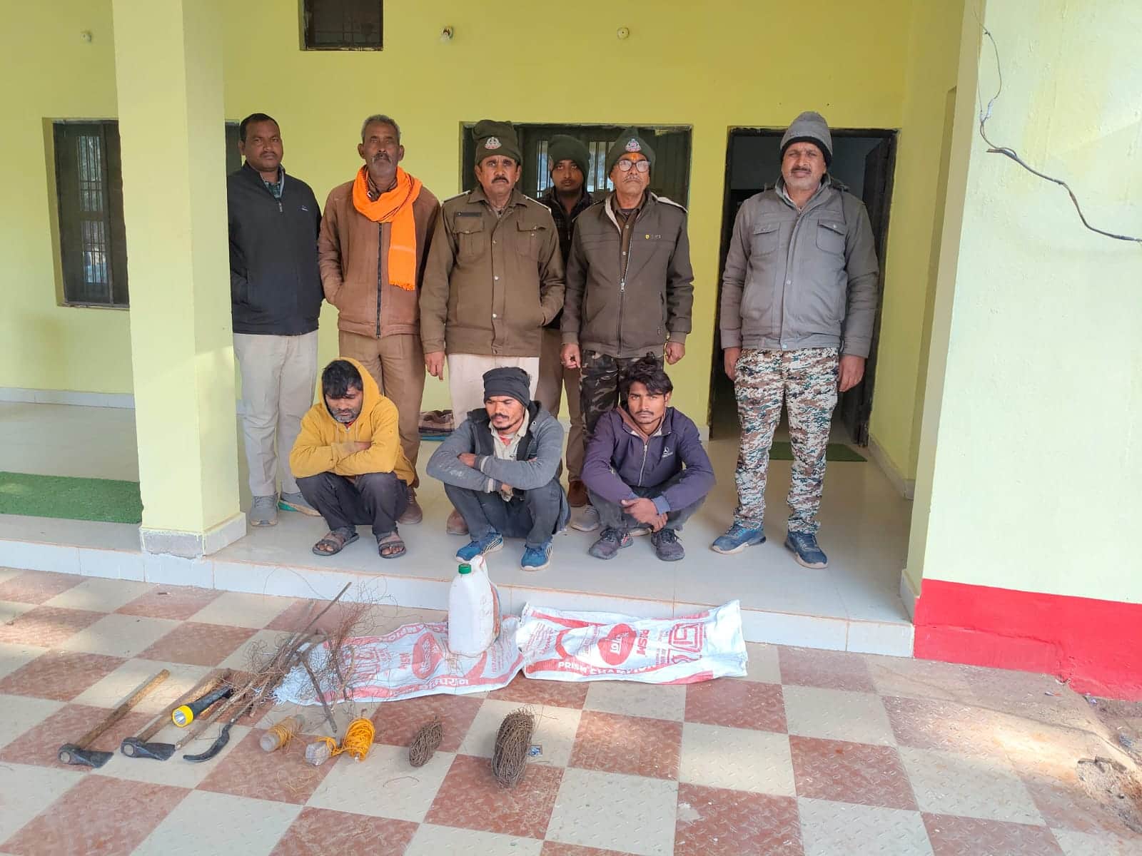 पुलिस की गिरफ्त में आरोपी।