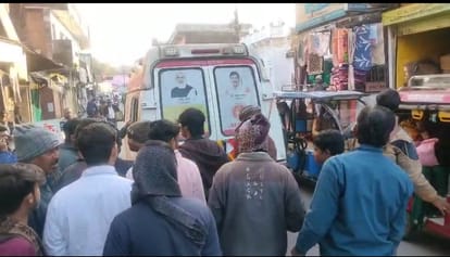 अस्पताल ले जाती हुई एंबुलेंस।