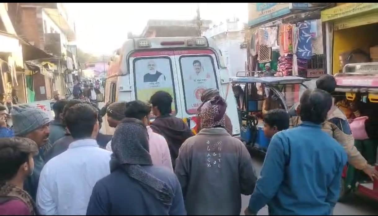 अस्पताल ले जाती हुई एंबुलेंस।