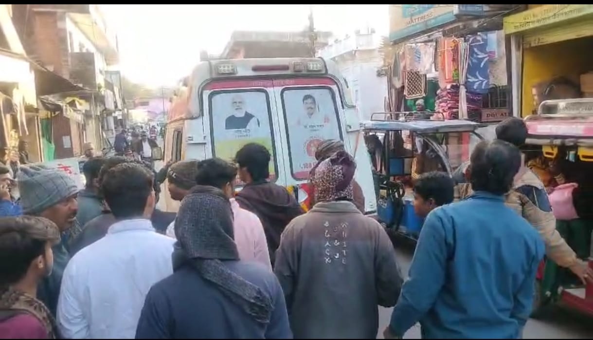 अस्पताल ले जाती हुई एंबुलेंस।