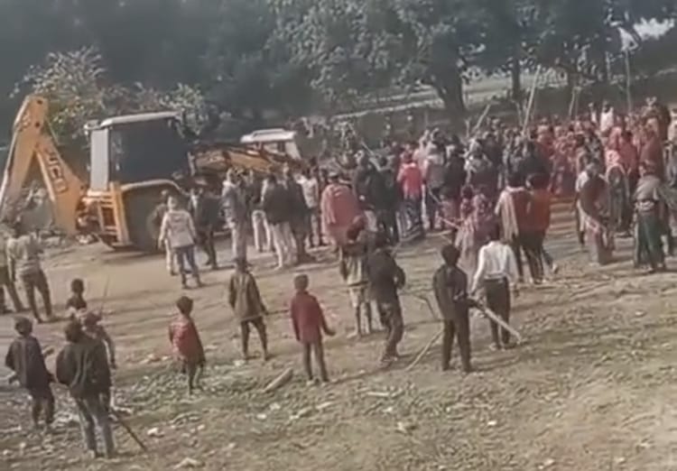 Bihar: मुश्किल में फंसी अतिक्रमण हटाने पहुंची टीम, ग्रामीणों ने बोला हमला; अफसरों ने दौड़ लगाकर बचाई जान