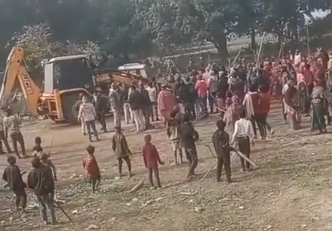 अतिक्रमण हटाने के दौरान जुटी ग्रामीणों की भीड़