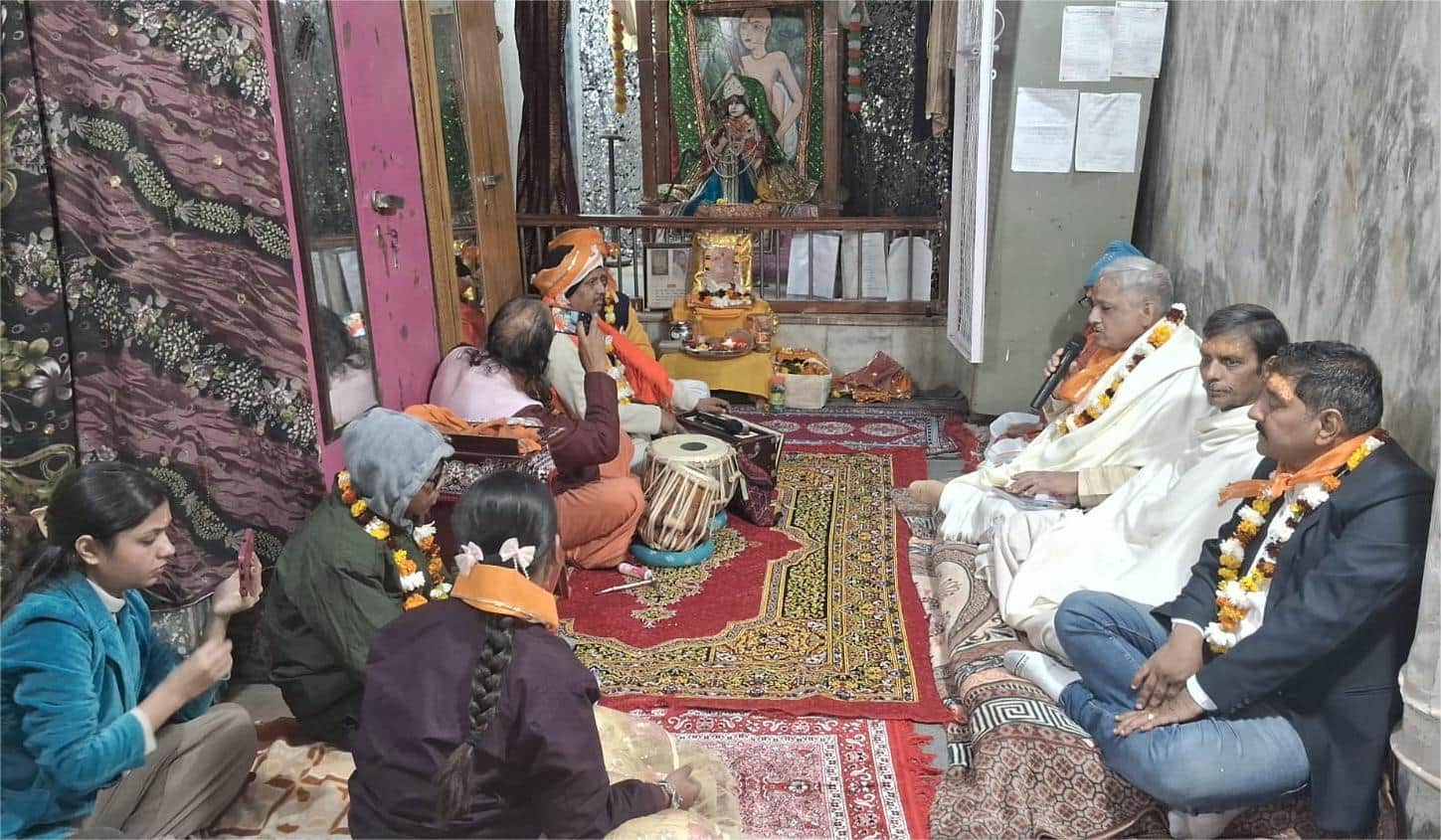 बिहारीपुरा स्थित श्रीस्वामी हरिदास मंदिर में आयोजित कार्यक्रम में उपस्थित विद्वतजन। संवाद 