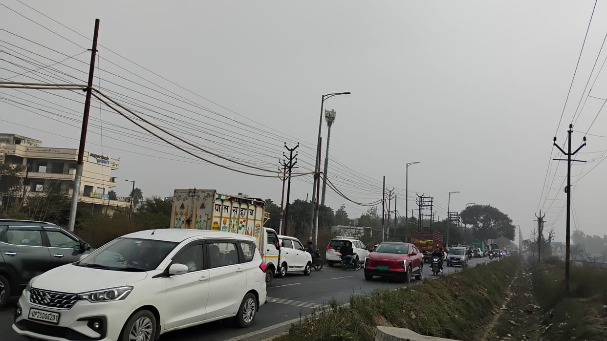 Four kilometer long traffic jam at the railway crossing on Bijli Bamba bypass