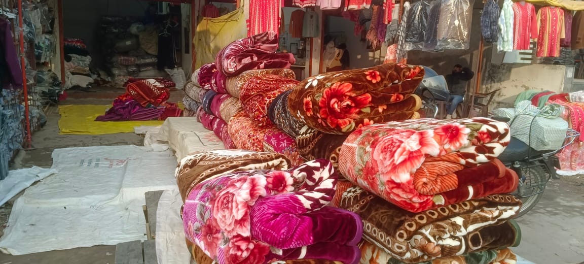 The market is flooded with cheap blankets, and buyers are flocking in.