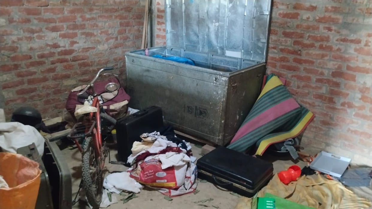 Thieves entered the house through the window and stole cash and jewelry worth two lakh rupees.