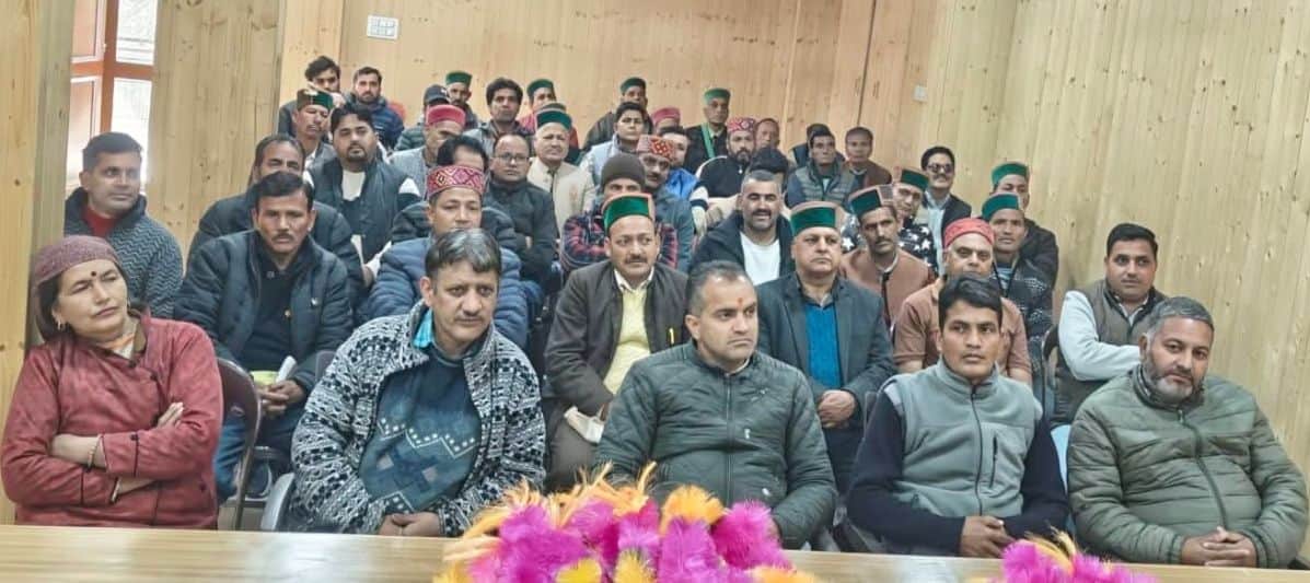 ब्रौ में बैठक में मौजूद भाजपा ग्राम केंद्रों के पदाधिकारी और कार्यकर्ता। स्रोत : पार्टी