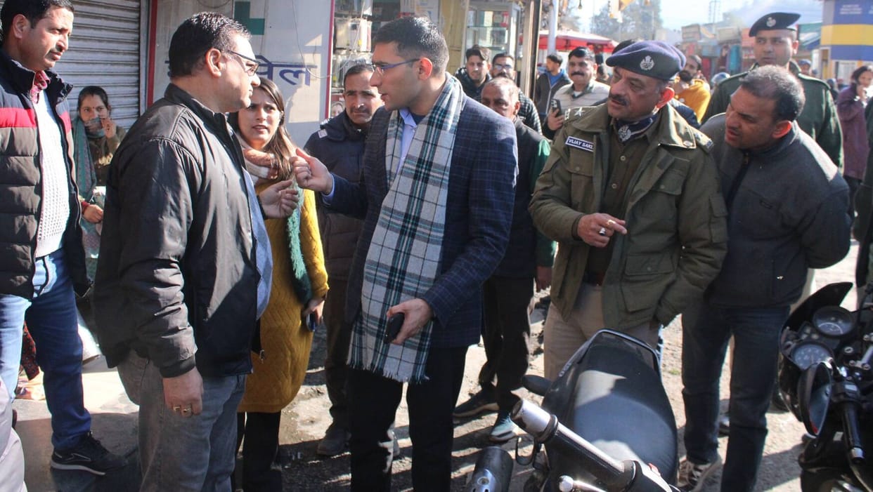 Seeing the encroachment, the Deputy Commissioner warned to remove the goods, otherwise the administration will take action.