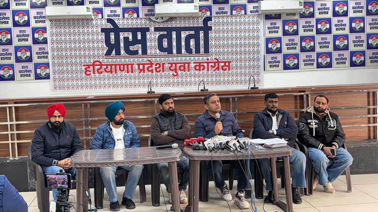 चंडीगढ़ स्थित कांग्रेस मुख्यालय में प्रेसवार्ता के दौरान जानकारी देते यूथ कांग्रेस के प्रदेशाध्