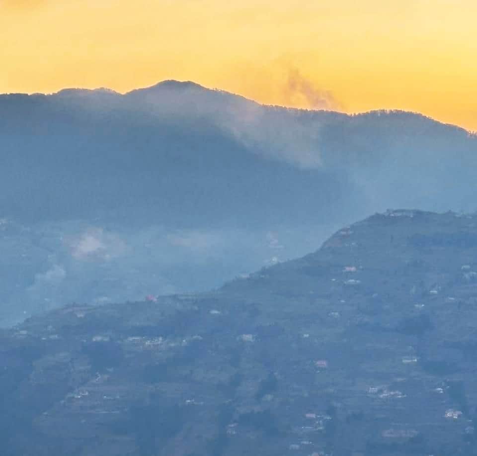 चौपाल उपमंडल की अबोहवा में फैली जंगलों बगीचों की आग से धुंए की चादर। संवाद