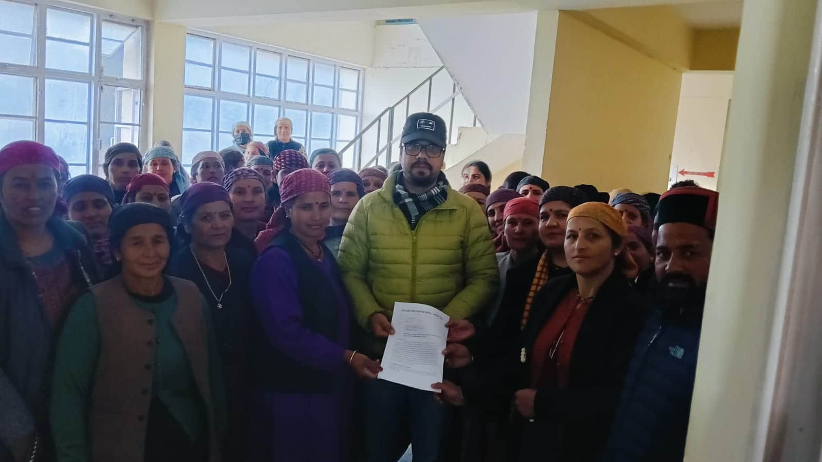 चिड़गांव में विरोध प्रर्दशन के बाद ज्ञापन सौंपते आंगनबाड़ी कार्यकर्ता। संवाद