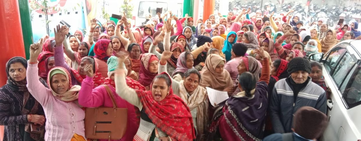 On the 24th day of the strike, ASHA workers and their colleagues surrounded the DM's office.