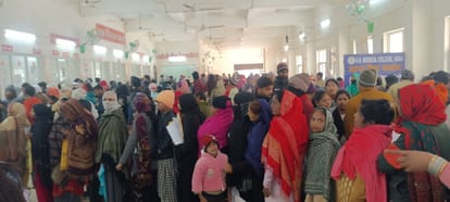 एसएन मेडिकल कॉलेज में मरीजों को देखकर डॉक्टर। अमर उजाला