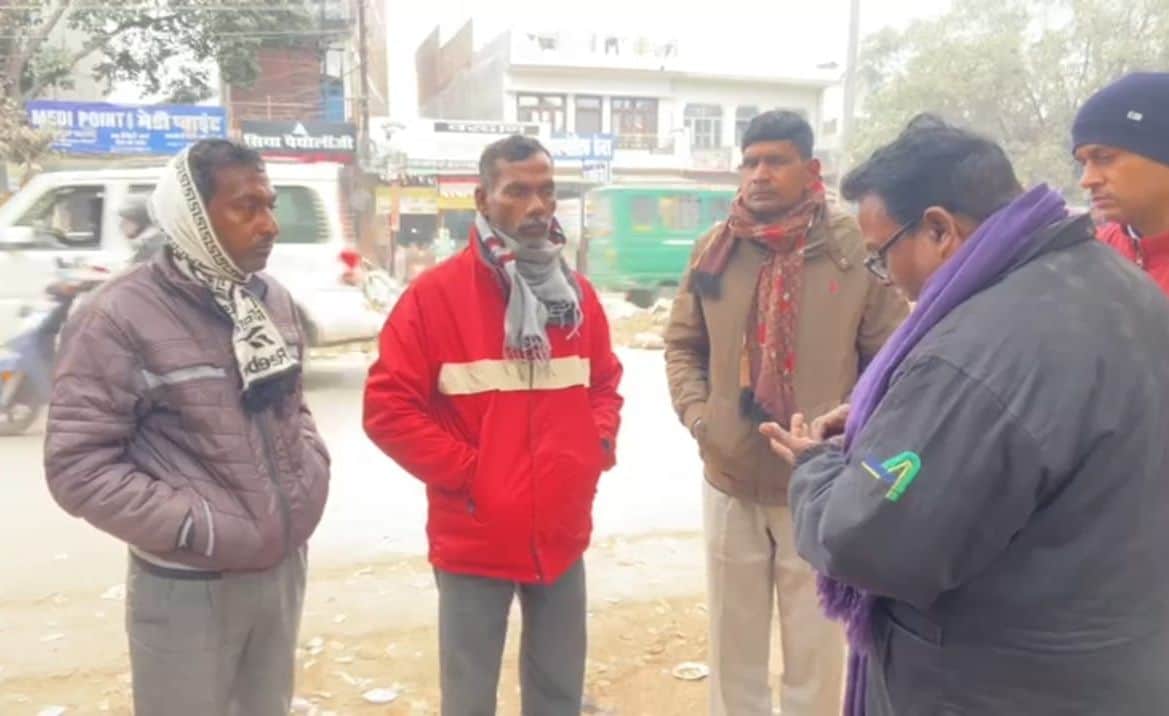 फोटो-1- पोस्टमार्टम हाउस में मौजूद सतीश के परिजन। संवाद