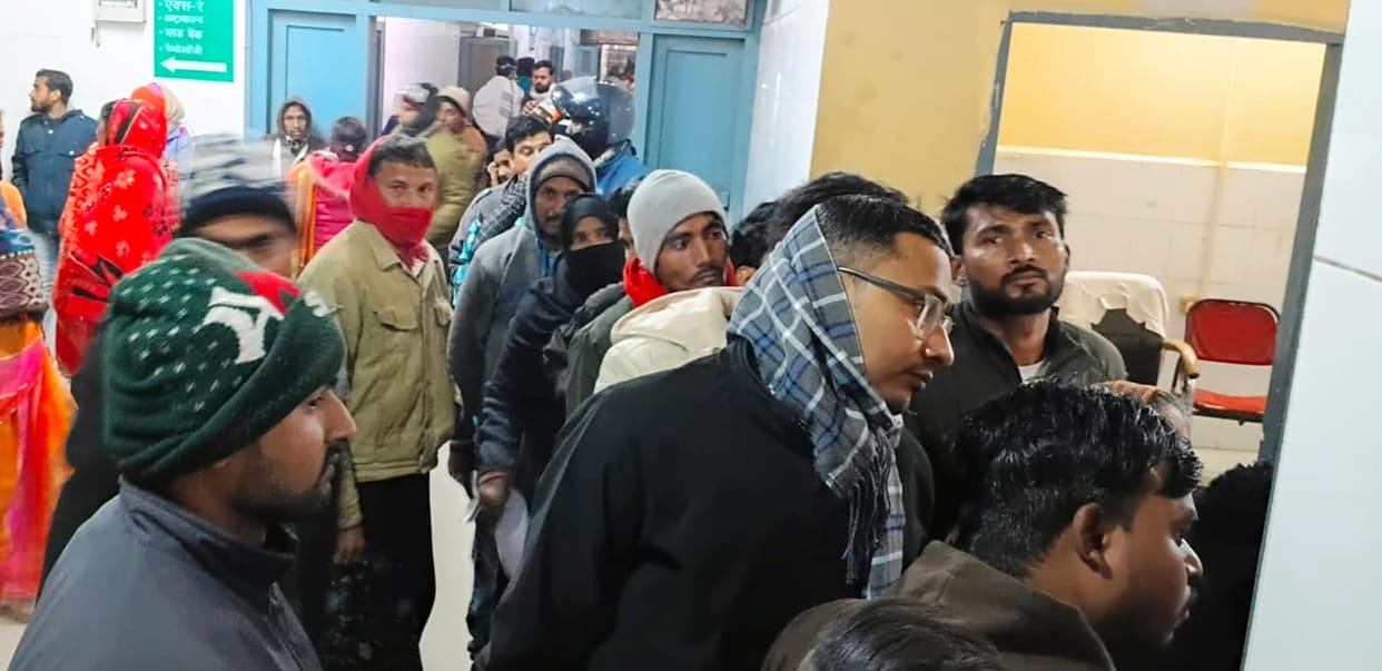 Cold and fog have increased the number of diseases, patients are queuing up for treatment.