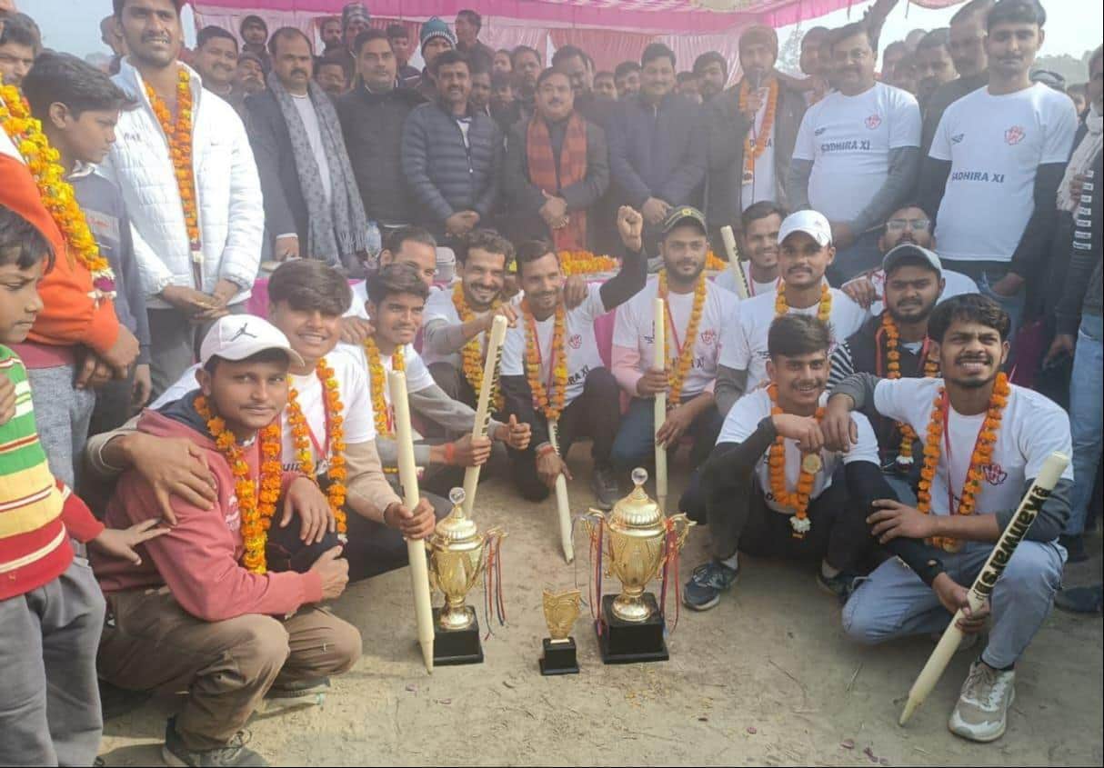 फोटो-13-विजेता टीम के खिलाड़ियों के साथ मोहान विधायक बृजेश रावत। स्रोत: आयोजक