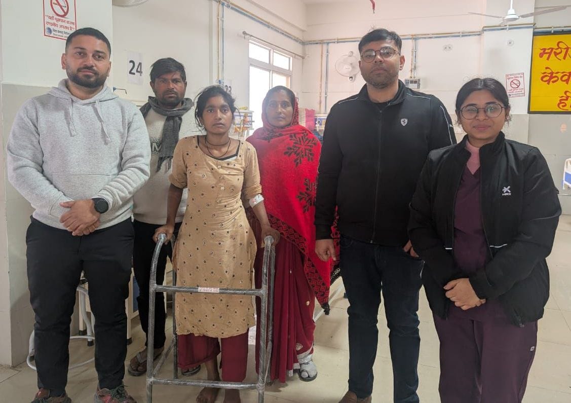 Doctors gave a new life to a young woman, removed a tumor from her leg and allowed her to walk again.