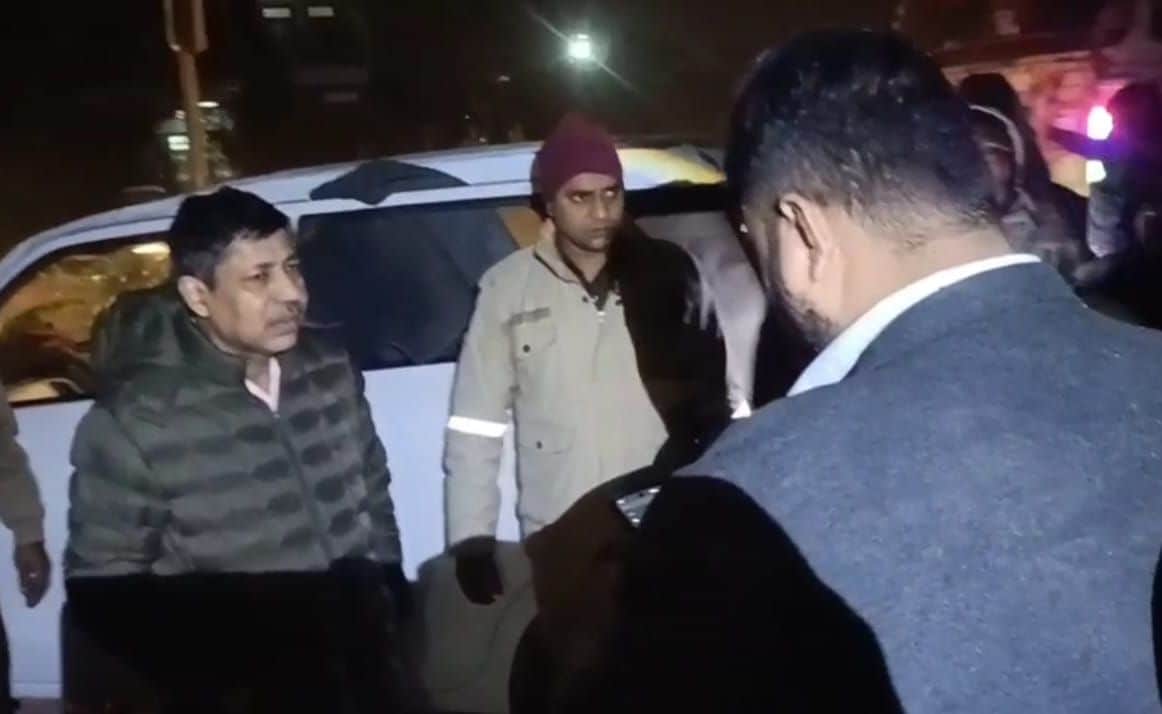 फोटो-2- आदर्शनगर मोहल्ले में कार पलटने वाले घटना स्थल पर मौजूद एसपी जयप्रकाश सिंह। स्रोत: पुलिस