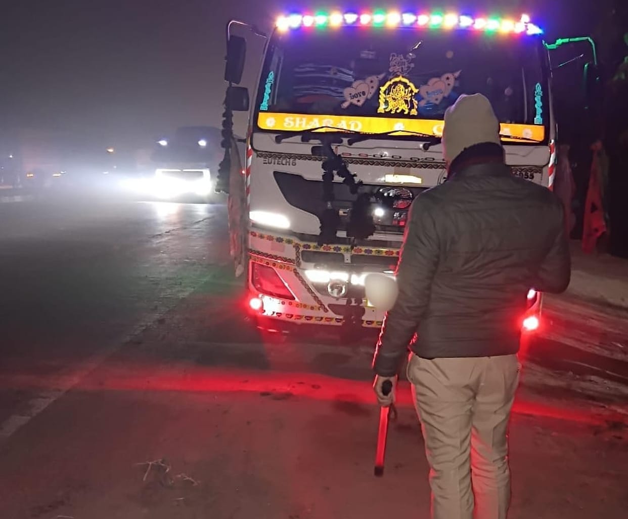 Strict action against vehicles parked on the highway, e-challans issued to 74 people