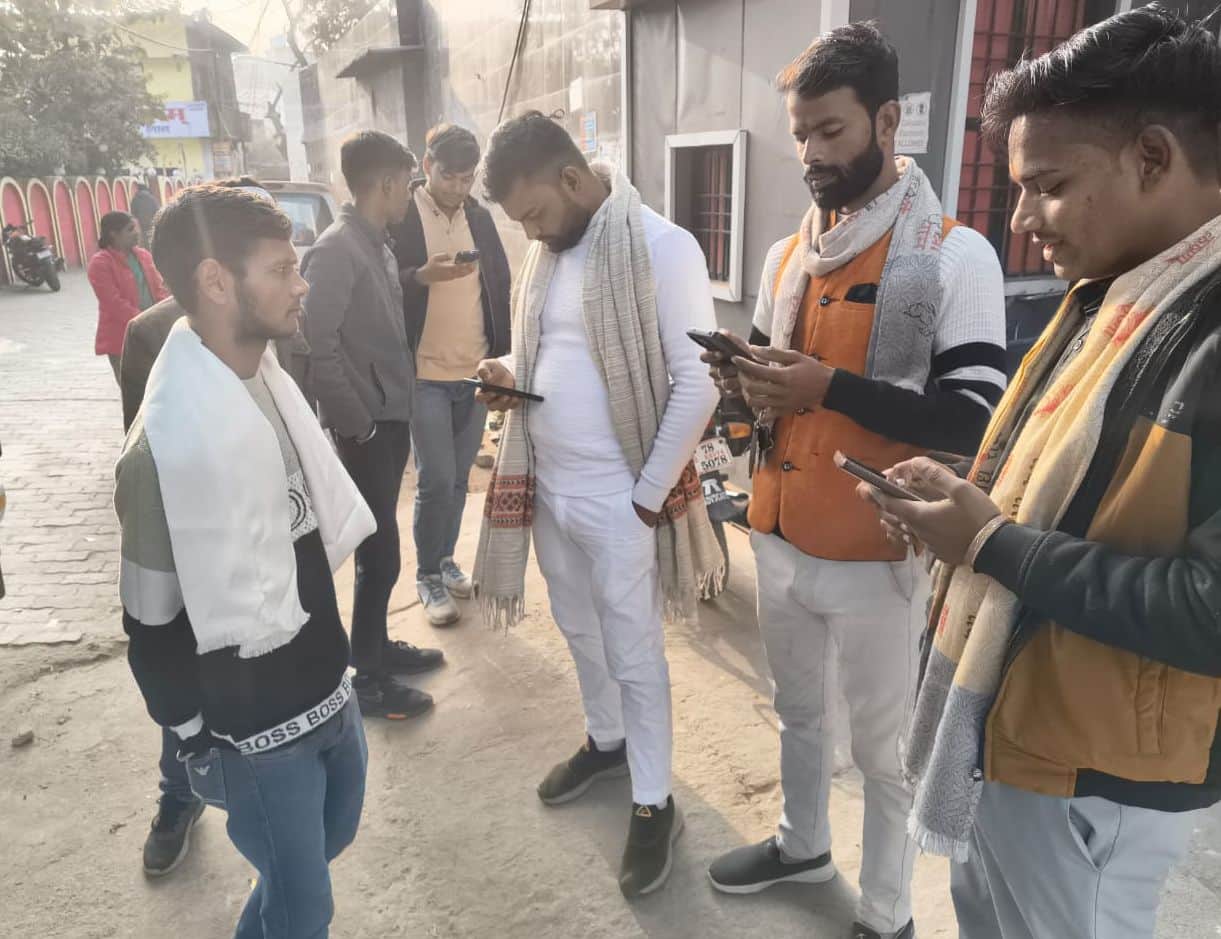 फोटो-25- ईसाई प्रार्थनासभा और धर्मांतरण की सूचना पर पहुंचे बजरंगदल के कार्यकर्ता। स्रोत पुलिस