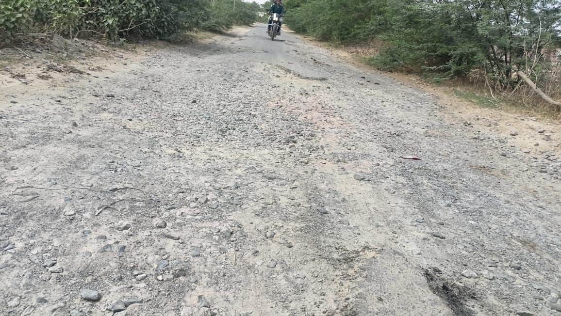 फोटो-3-क्षतिग्रस्त माखी-रसूलाबाद मार्ग से निकलते वाहन। संवाद