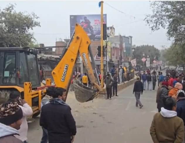 फोटो - 30 अतिक्रमण हटाती जेसीबी मशीनें। संवाद