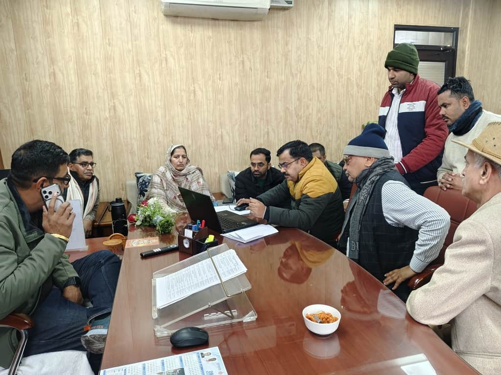 फोटो-52: बहादुरगढ़ के नगर परिषद कार्यालय में हुई बैठक में भाग लेते नगर परिषद व जनस्वास्थ्य विभाग